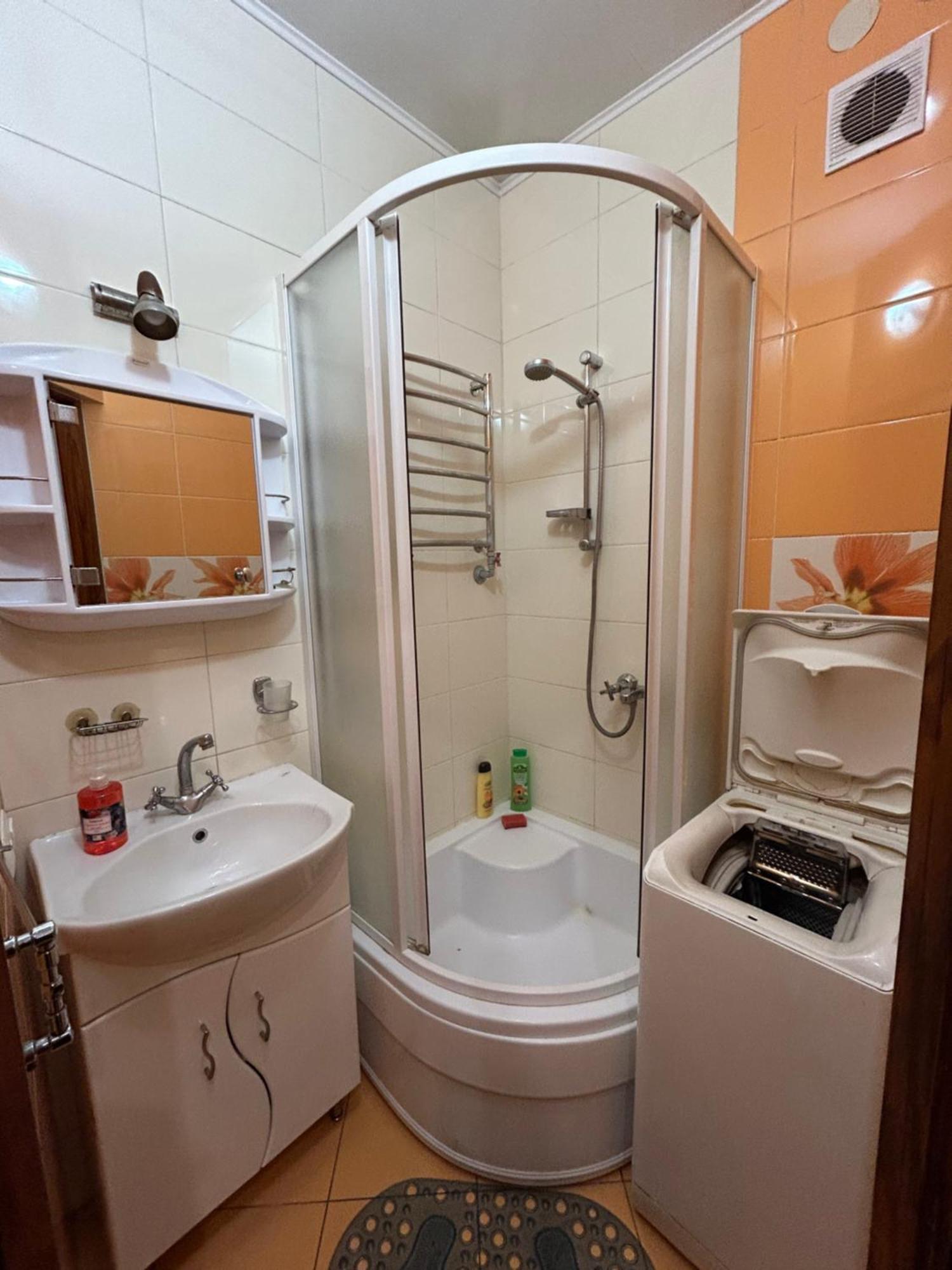 Three Bedroom Stepana Bandery Street รีฟเน ภายนอก รูปภาพ